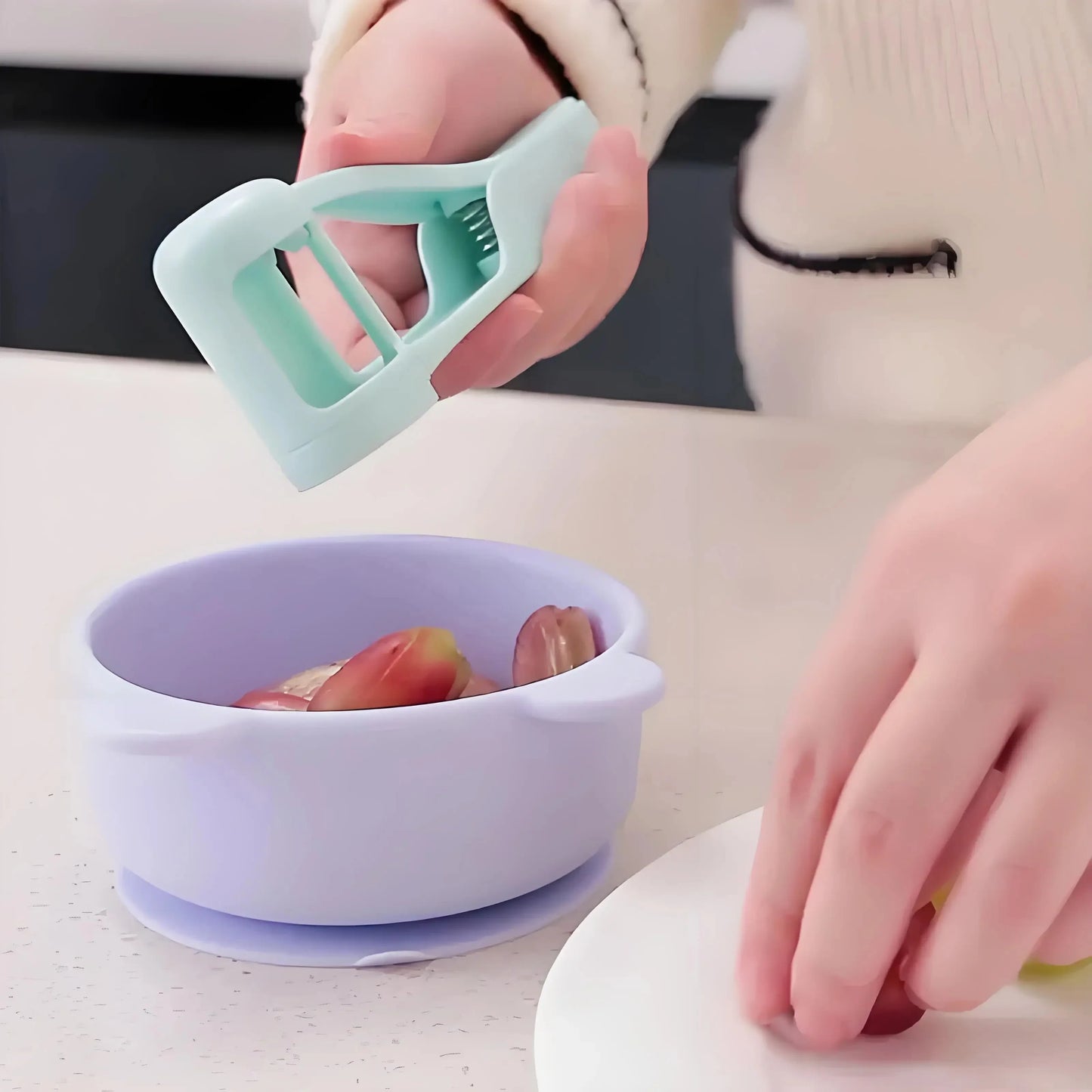 SnackSnap™ Fruit Cutter